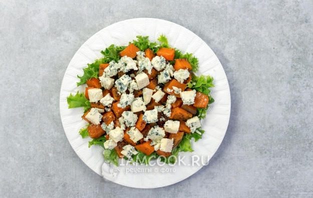 Салат из тыквы с голубым сыром и орехами