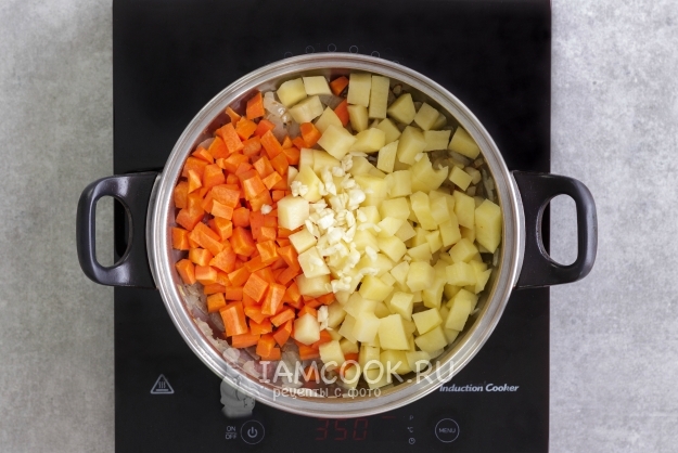 Положить морковь, картофель и чеснок