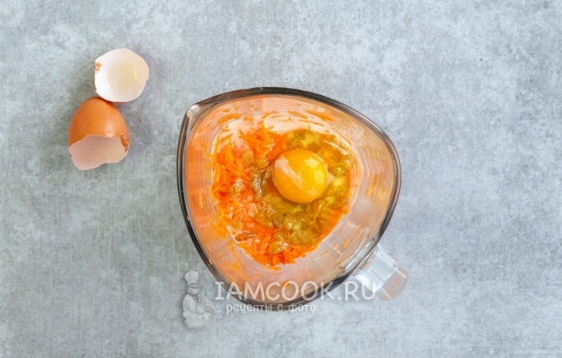 Соединить яйцо, морковь и молоко