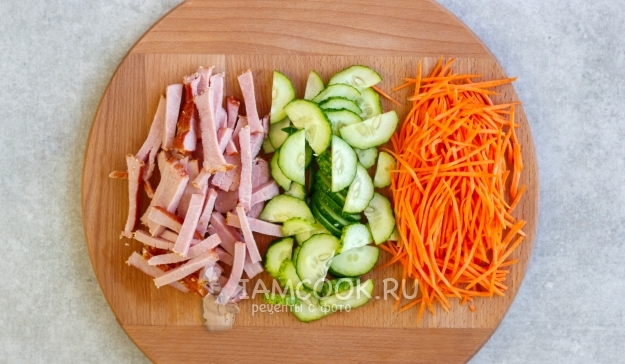 Порезать огурцы, мясо и морковь