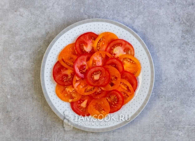 Выкладываем помидоры в тарелку