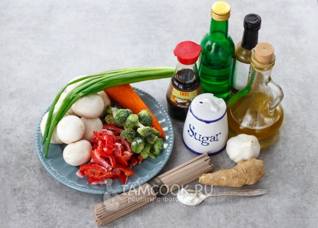 Ингредиенты для гречневой лапши с овощами с соусом