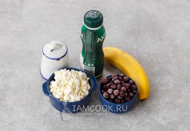 Ингредиенты для смузи с творогом, бананом и смородиной