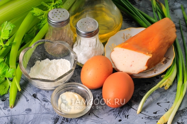 Ингредиенты для салата с яичными блинами и копченой курицей