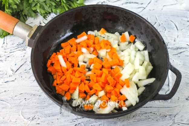 Положить на сковороду лук и морковь