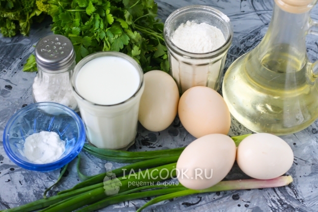 Ингредиенты для оладий с луком и яйцом на кефире
