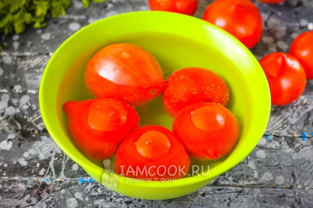 Залить помидоры кипятком