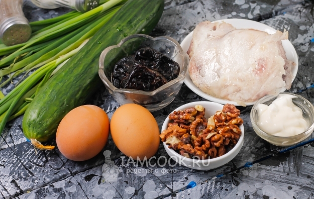 Ингредиенты для салата с курицей, черносливом, свежим огурцом, яйцом и грецким орехом