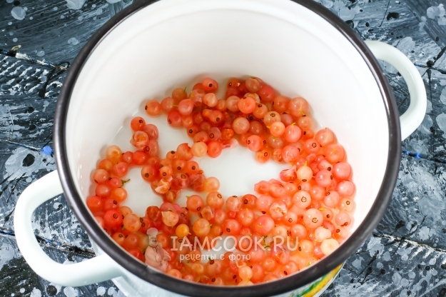 Положить ягоды в кастрюлю