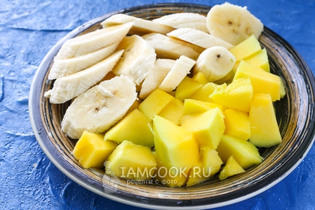 Порезать манго и банан
