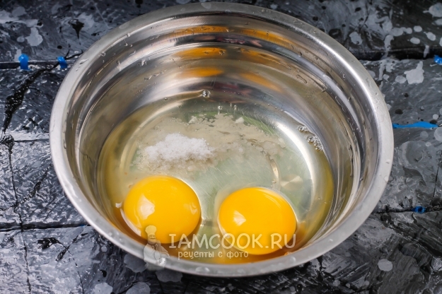 Соединить яйца и соль