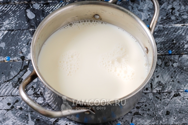 Влить молоко в кастрюлю