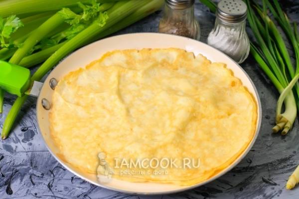 Салат блинный с копченой курочкой – кулинарный рецепт