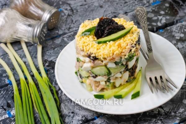 Салат с курицей, черносливом и грецким орехом - фото-рецепт
