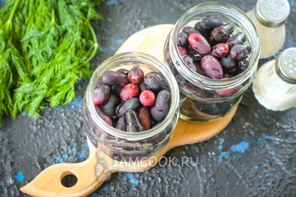 Консервация винограда как оливки. 539f72050cbca31290569786e7154490 2018. Консервация винограда как оливки фото. Консервация винограда как оливки-539f72050cbca31290569786e7154490 2018. картинка Консервация винограда как оливки. картинка 539f72050cbca31290569786e7154490 2018. Виноград, консервированный на зиму как оливки — отличный способ удивить и порадовать гостей за праздничным столом. Его можно использовать, чтобы разнообразить привычный ужин, внести в него необычную нотку, добавить торжественности. Подавать виноград можно так же, как обычные оливки или маслины: с вином, сыром, для украшения бутербродов. Также он является отличным дополнением салатов. А заготавливать его просто и не долго.