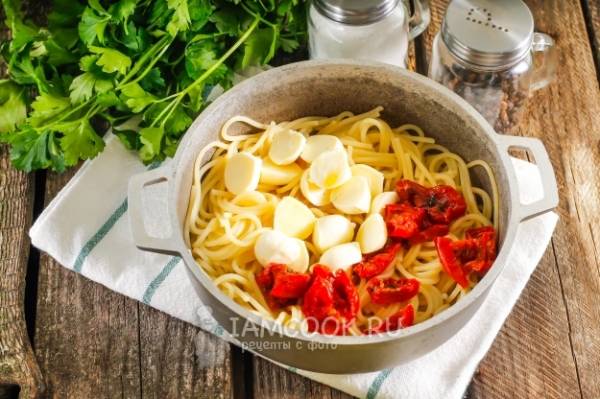 Паста с печёной брокколи, вялеными томатами и моцареллой