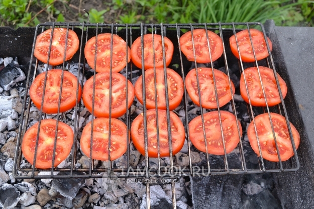 Запечь помидоры на углях