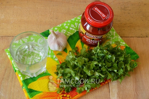Ингредиенты для соуса с кинзой и томатной пастой