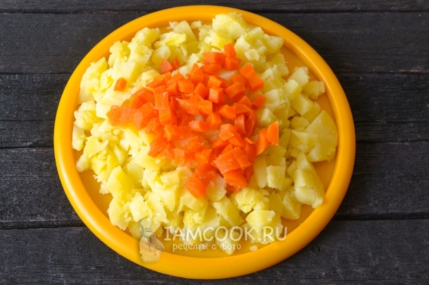 Порезать морковь и картофель