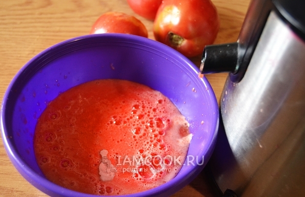 Пропустить помидоры через соковыжималку
