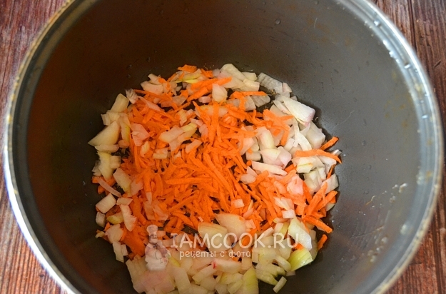 Положить лук с морковью в мультиварку