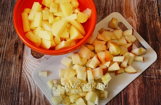 Порезать картофель, яблоки и кабачки