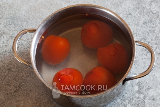 Положить помидоры в кипяток
