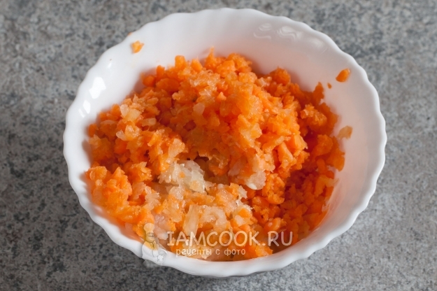 Перекрутить на мясорубке лук и морковь