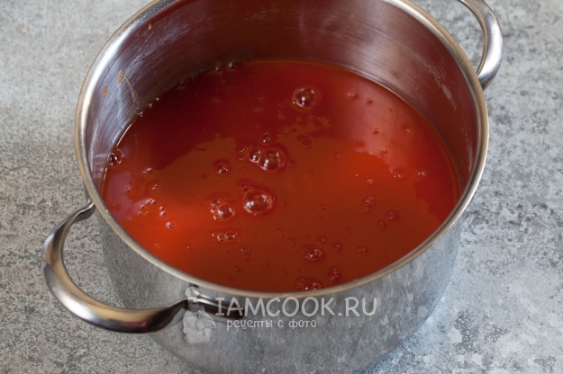 Влить в кастрюлю томатный сок