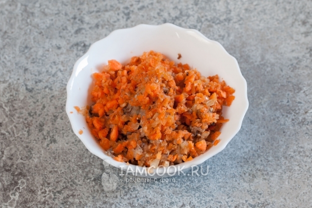 Перекрутить на мясорубке лук, морковь и грибы