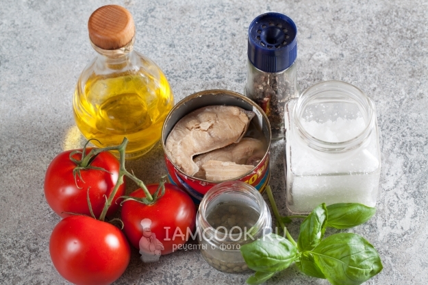 Ингредиенты для салата с красной рыбой и помидорами