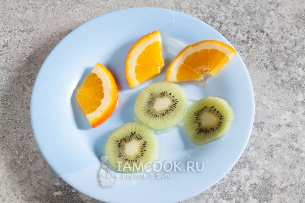 Выложить фрукты в желе на тарелку
