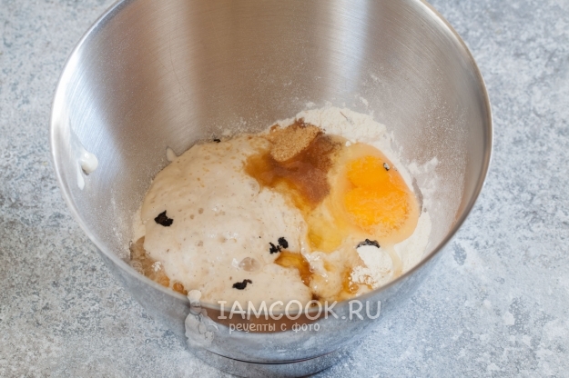 Добавить яйца, мед и сахар