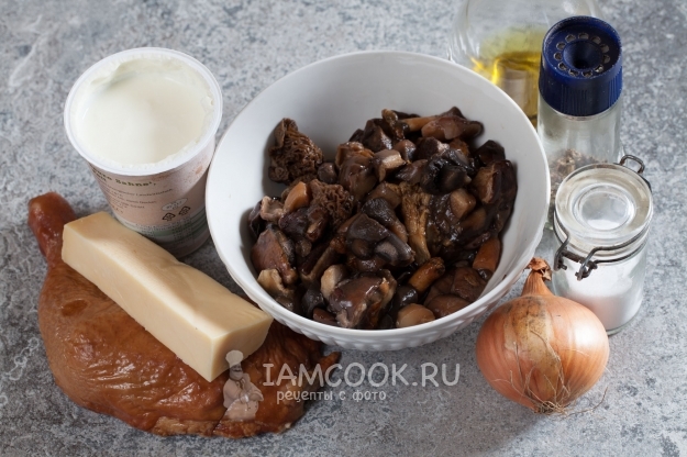 Ингредиенты для жульена с курицей, грибами и сметаной в духовке