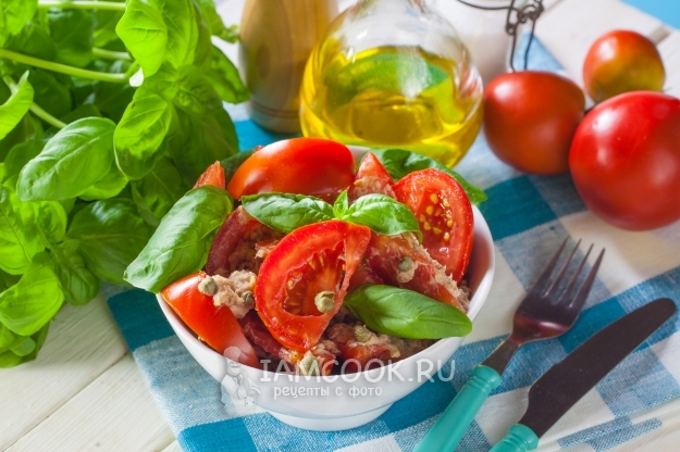 Рецепт салата с красной рыбой и помидорами