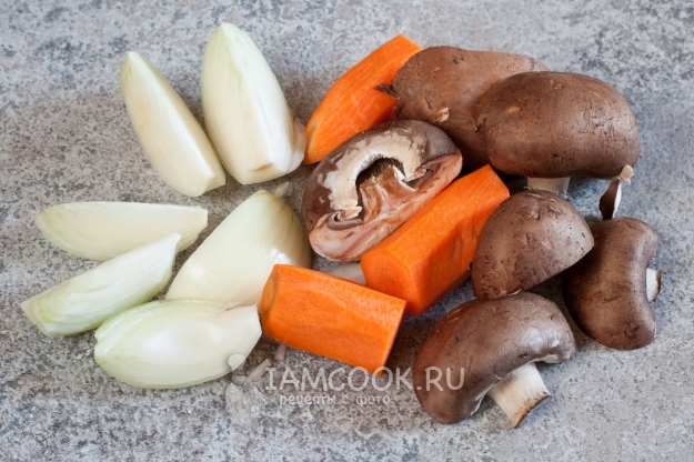Подготовить лук, морковь и грибы