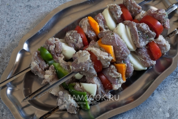 Нанизать мясо и овощи на шампуры