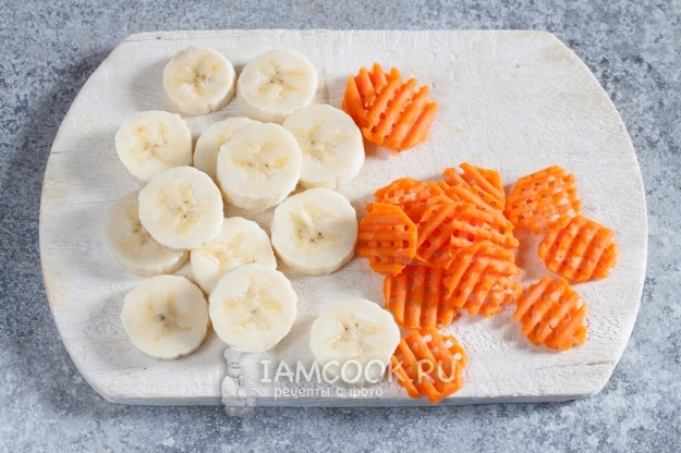 Порезать банан и морковь
