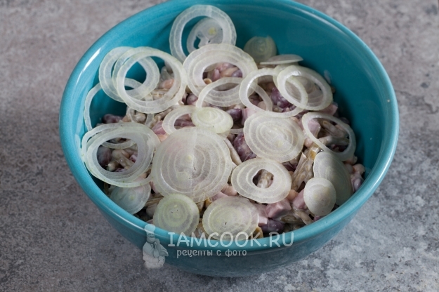 Рецепт салата с консервированной фасолью и ветчиной