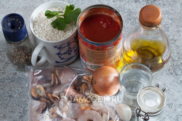 Ингредиенты для ризотто с морепродуктами в томатном соусе