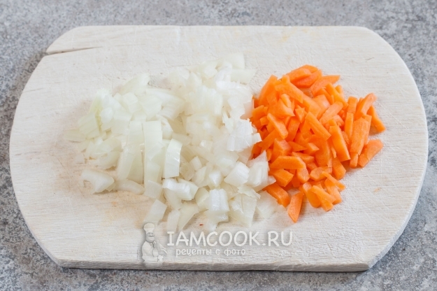 Порезать лук и морковь