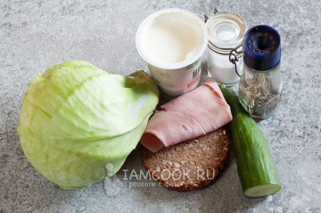 Ингредиенты для салата с белокочанной капустой, ветчиной и сухариками