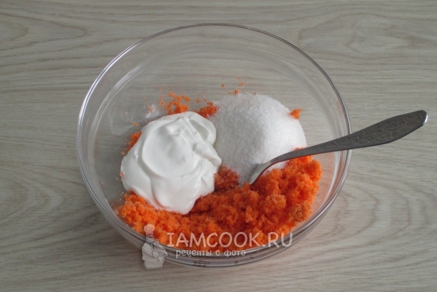 Соединить морковь, сахар и сметану