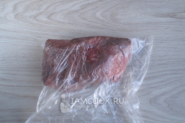 Положить мясо в пакет