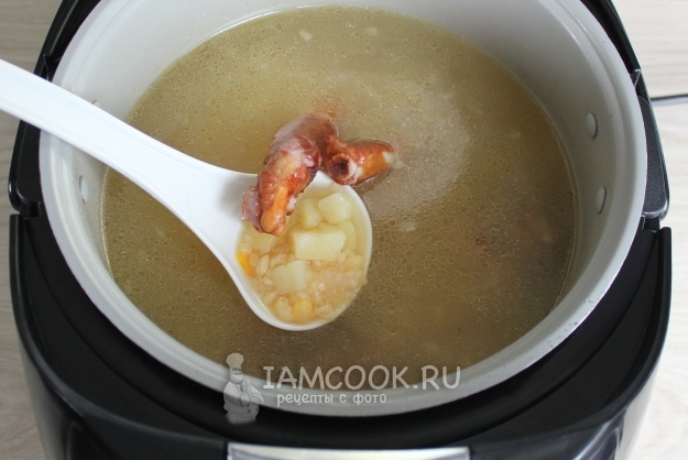 Фото горохового супа с копчеными ребрышками в мультиварке