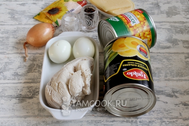 Ингредиенты для салата с курицей, ананасом, кукурузой, сыром и яйцом