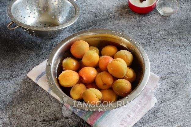 Помыть абрикосы