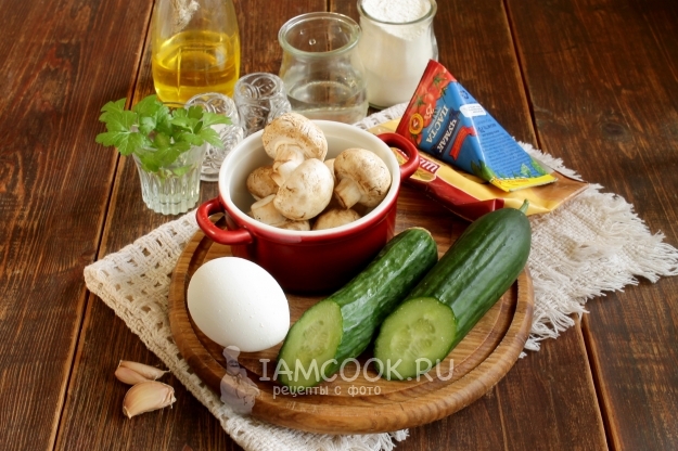 Ингредиенты для салата с шампиньонами, огурцами и яйцами в тарталетках