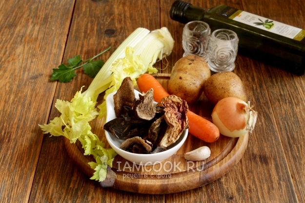 Ингредиенты для супа со стеблевым сельдереем и сушеными грибами