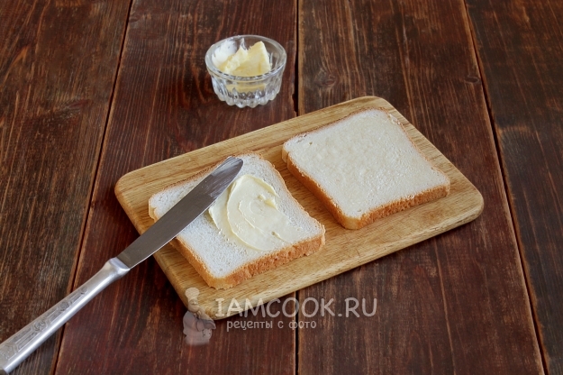 Намазать хлеб маслом